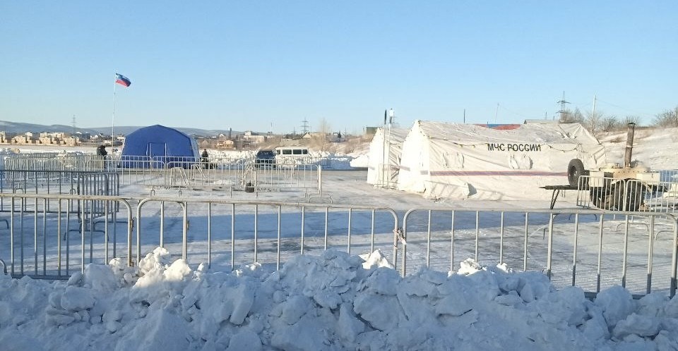 Палатки от нпф ОРТ были размещены на озере Кенон для Крещенских купаний в Чите